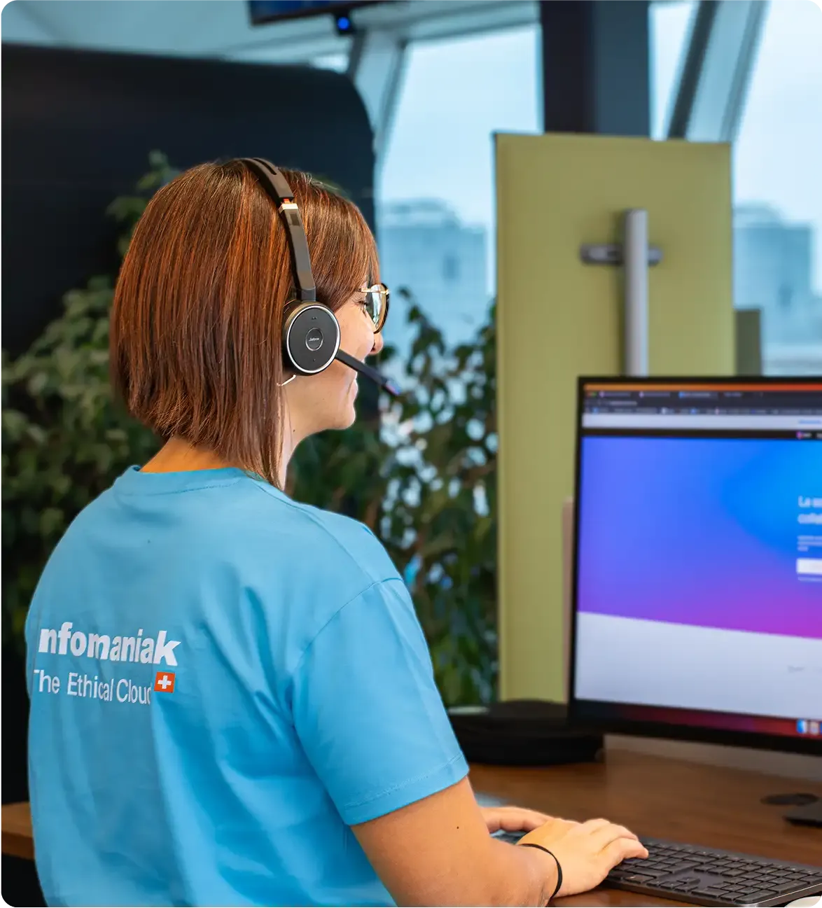 Photo d'une employée du support au téléphone en souriant