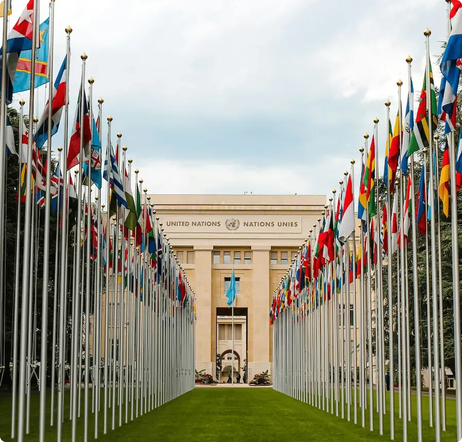 Image du bâtiment des Nations Unies avec les drapeaux des pays