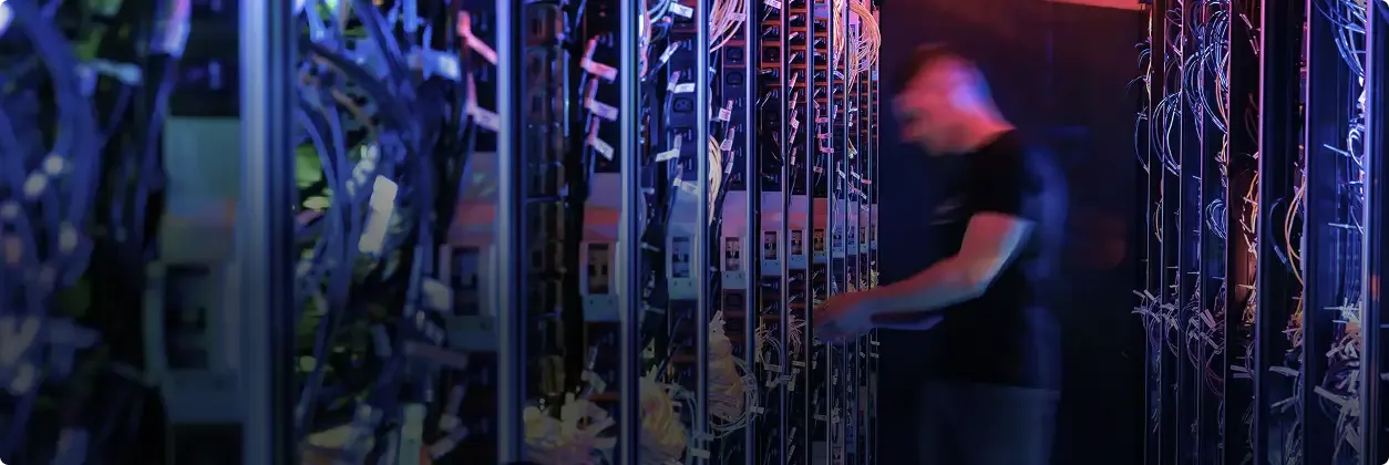 Technicien travaillant dans un datacenter sécurisé, surveillant les serveurs et les infrastructures critiques