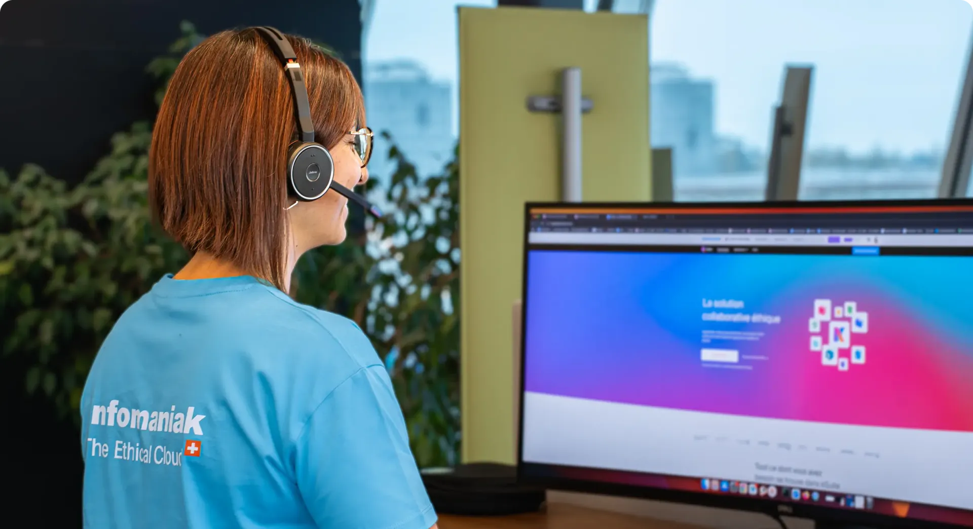 Photo d'une employée souriante en télécommunication avec un  client