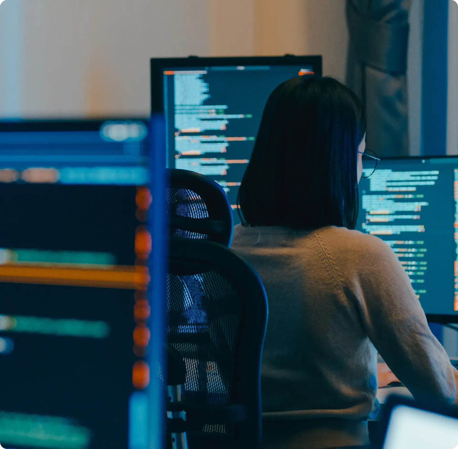 Image d'une femme entrain de coder