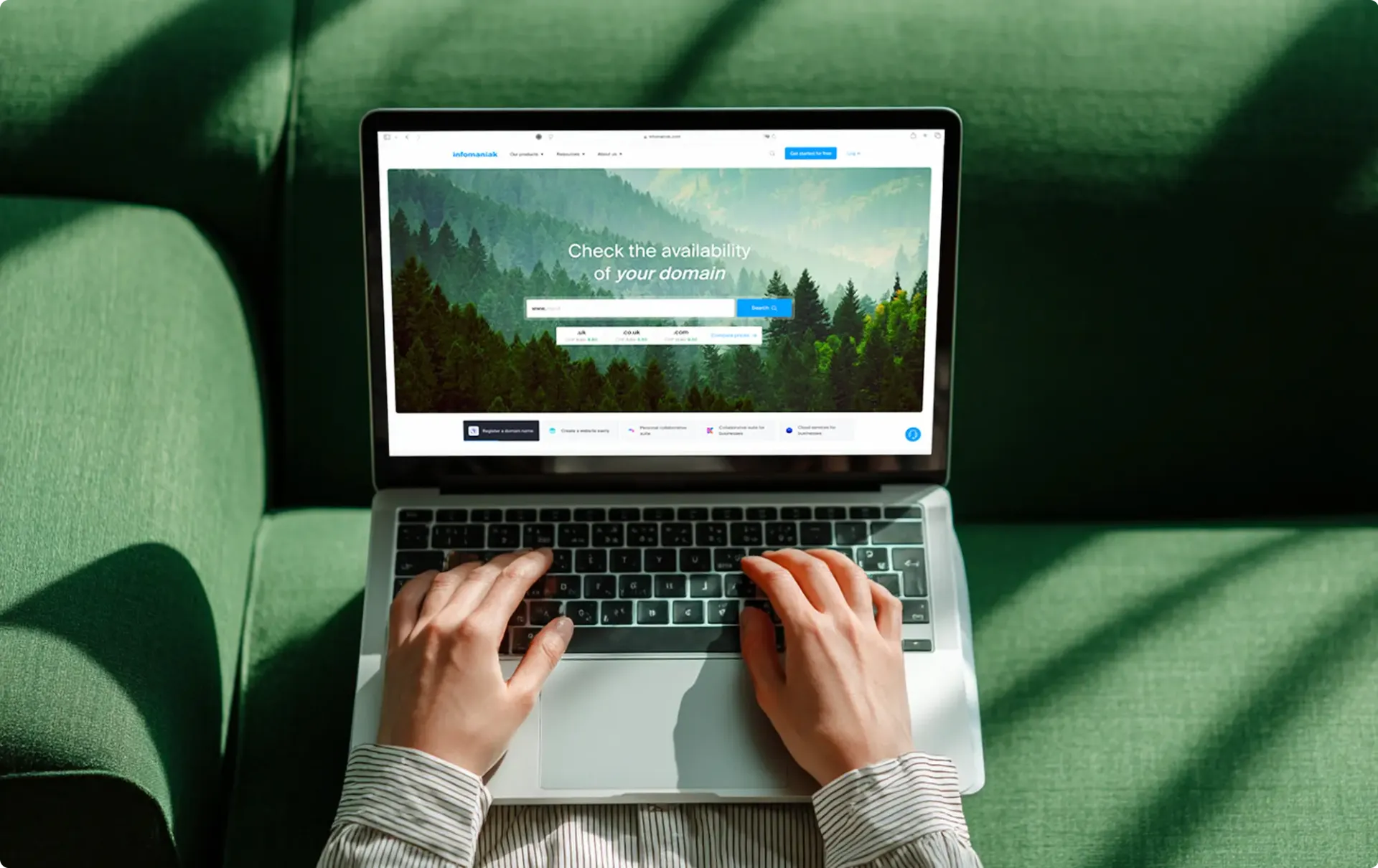 Image d'un laptop ouvert sur la homepage d'Infomaniak
