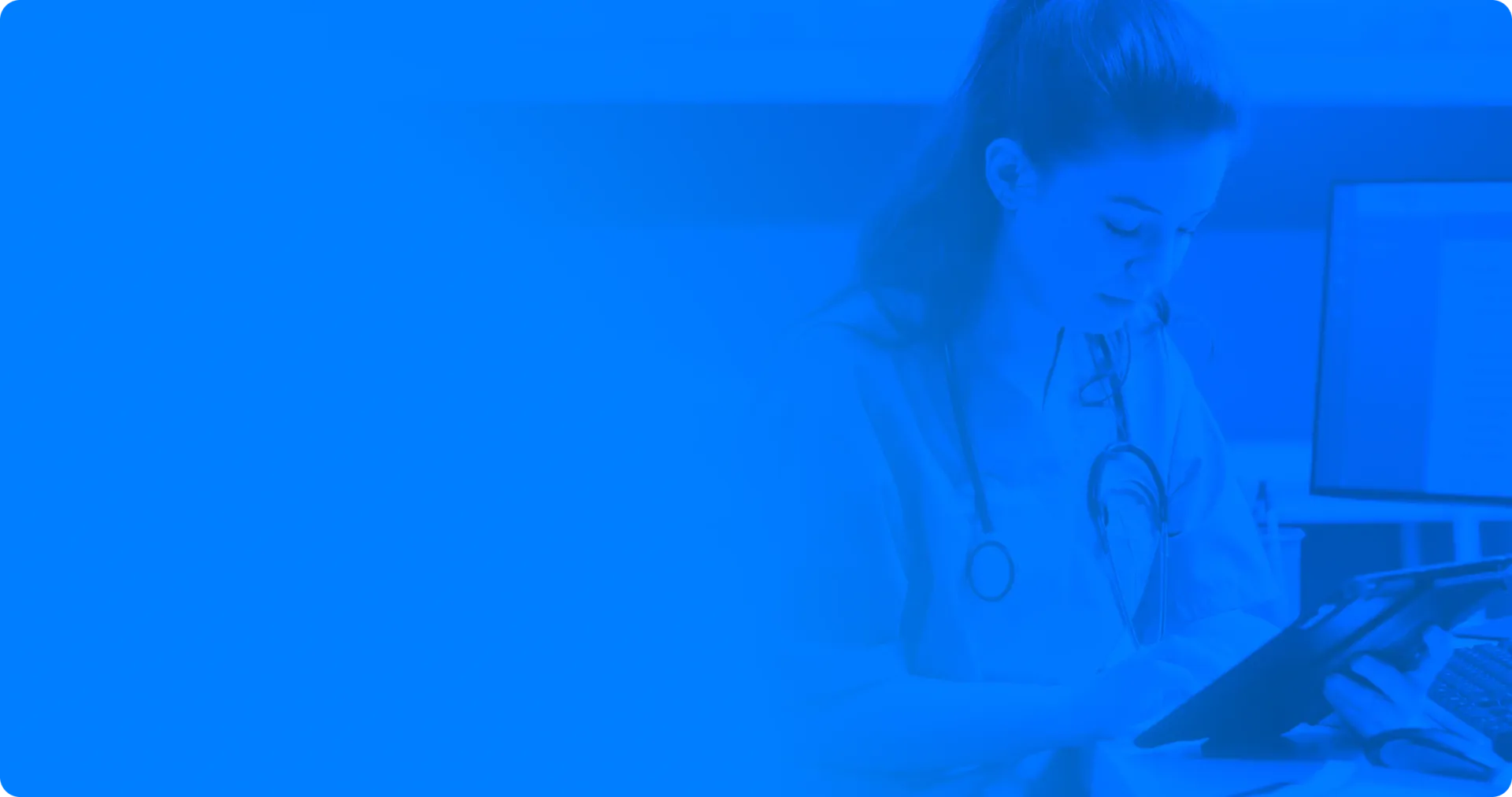 Photo d'une médecin à son bureau