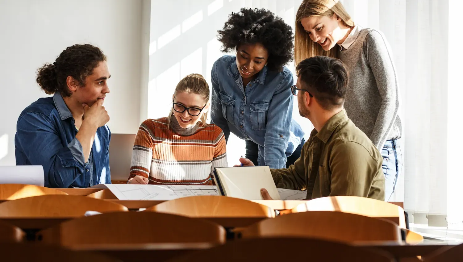 Un groupe d'étudiants qui étudie ensemble.