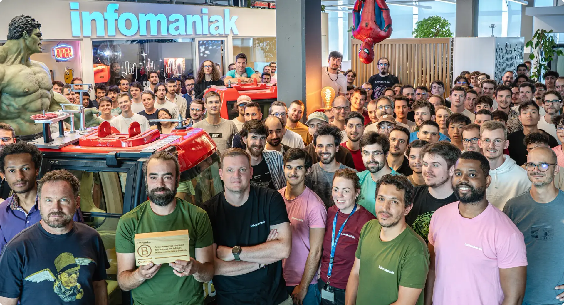 Photo de groupe avec tous les collaborateurs d'Infomaniak tenant la certification Bcorp