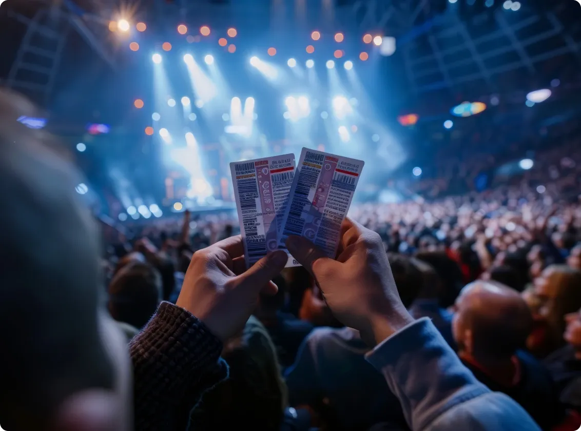 Image illustrant une personne tenant ses billets dans la foule d'un concert.