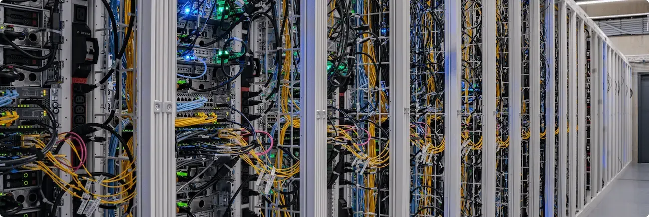 Image de l'intérieur d'un datacenter organisé et bien structuré