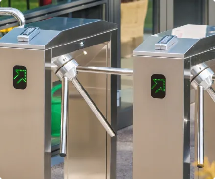 Tourniquets numériques modernes équipés de lecteurs de tickets à code-barres, conçus pour gérer efficacement un grand flux de visiteurs.