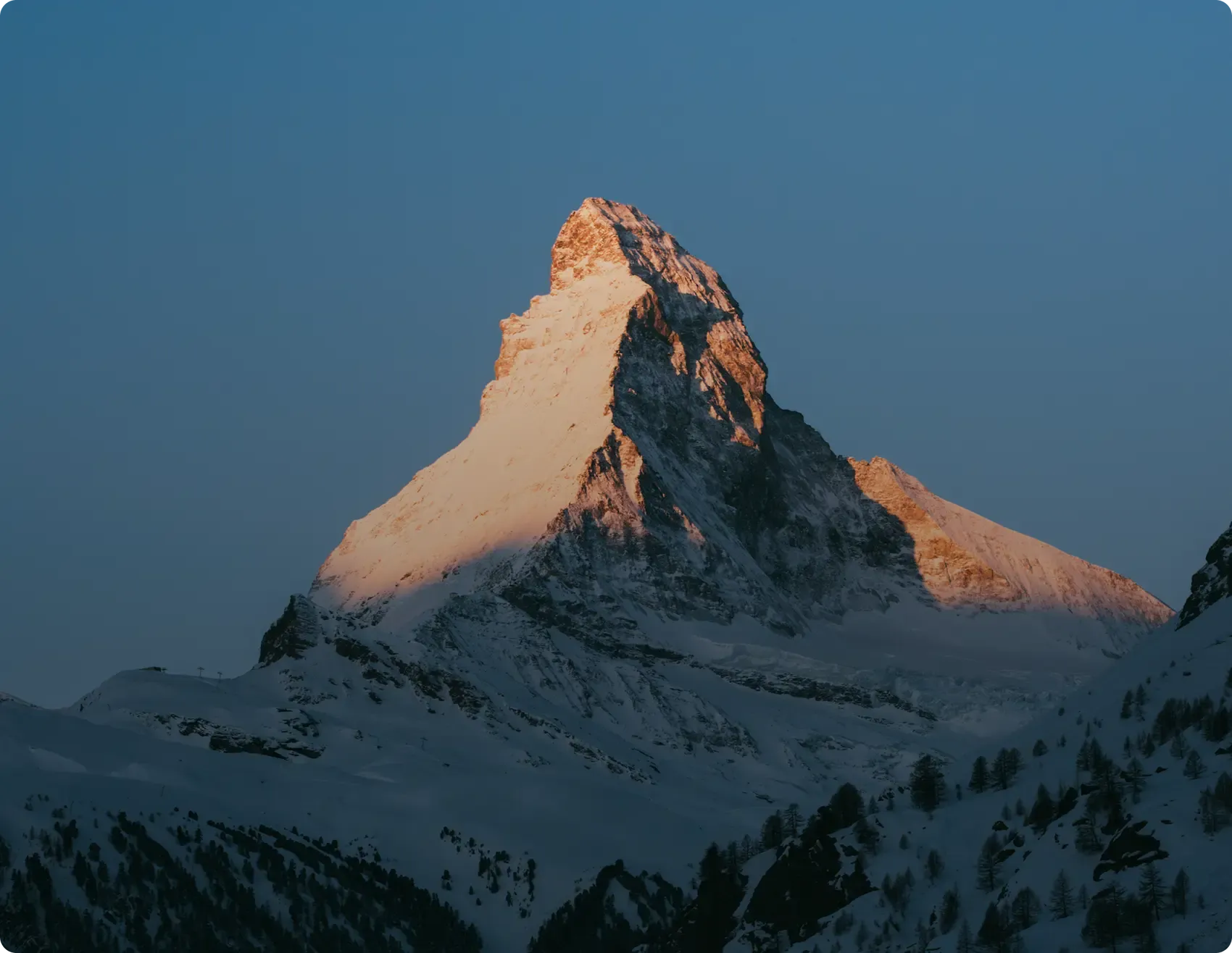 Image du Matterhorn enneigé au levé de soleil