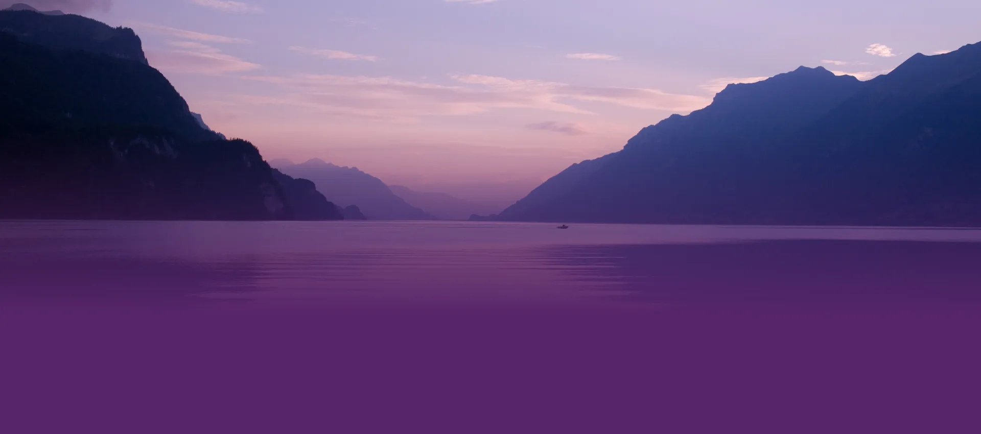 Paysage d'un lac entre deux montagnes avec une barque
