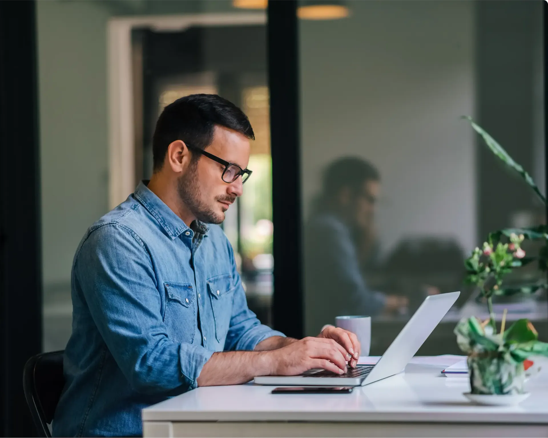 Une personne à son bureau crée un site web personnalisable dans une ambiance sereine.