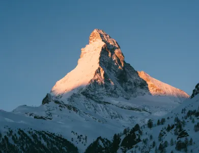 Image du Cervin illuminé par le soleil, représentant la qualité et la fiabilité d'un Cloud 100 % suisse, hébergé par Infomaniak, conforme à la loi suisse et au RGPD.