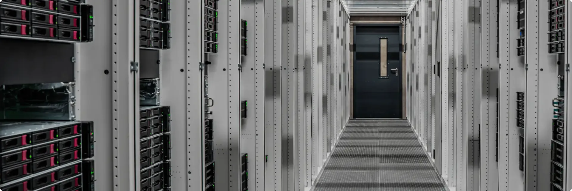 Image de l'intérieur d'un datacenter organisé et bien structuré