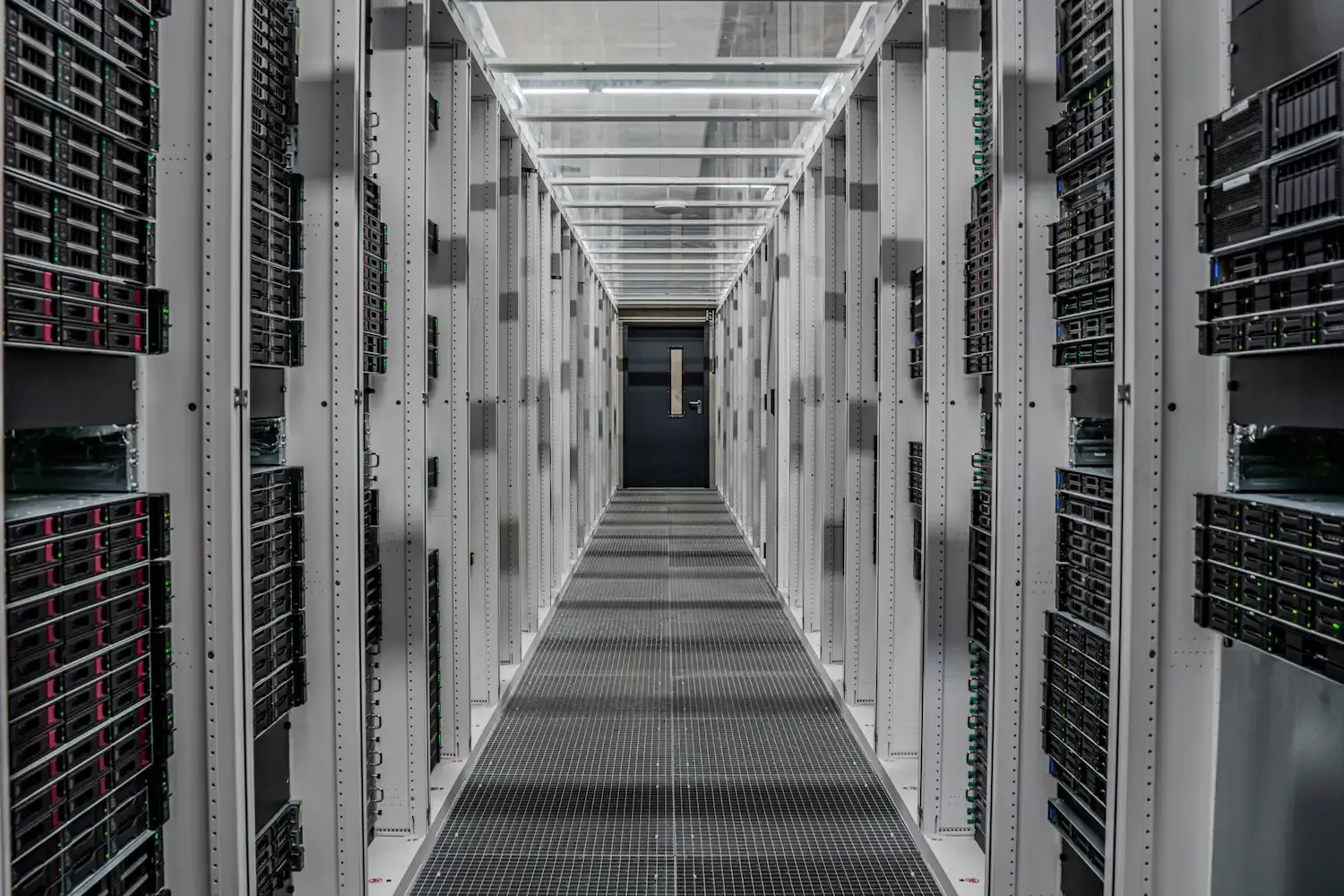 Photo d'un data center Infomaniak avec des rangées de serveurs