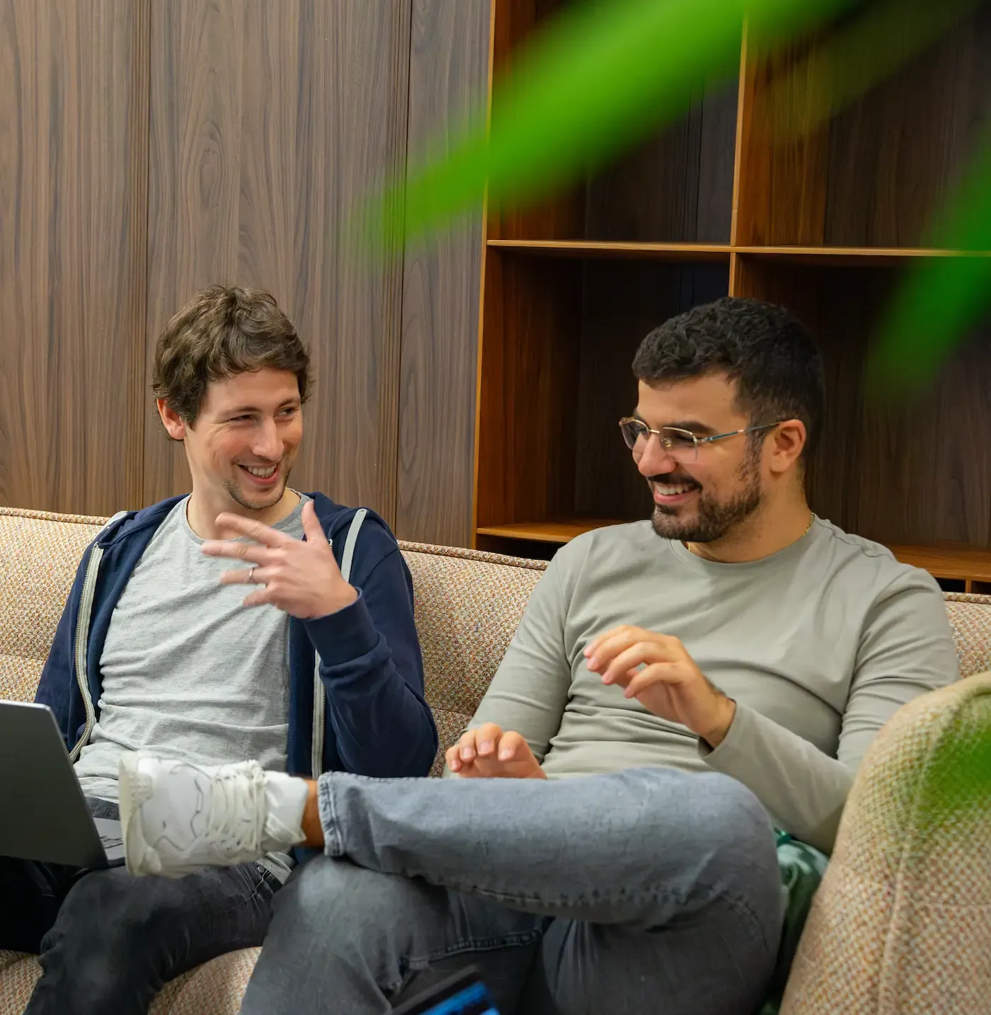 Photo de deux collaborateurs rigolant ensemble