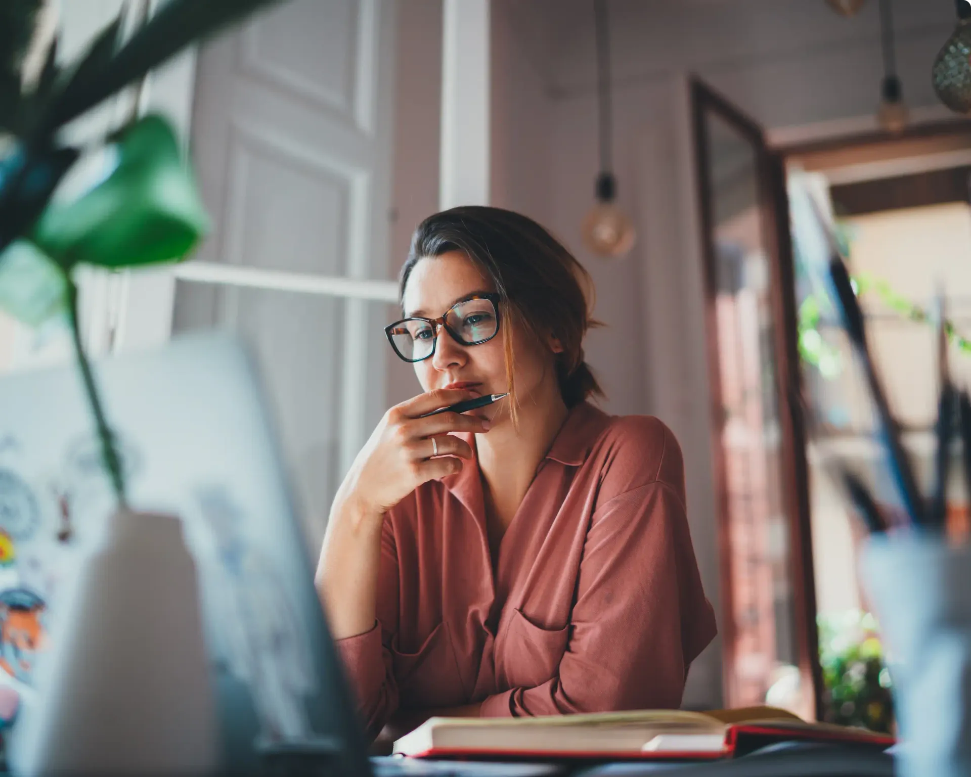 Une personne à son bureau crée un site web personnalisable dans une ambiance sereine.