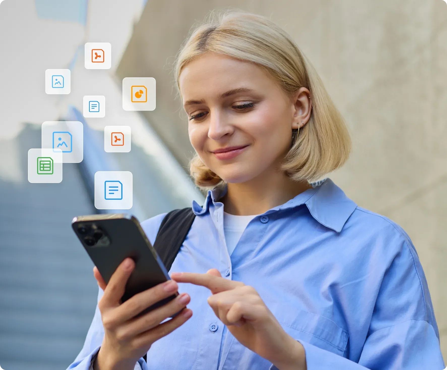 Une jeune femme blonde utilisant un smartphone, entourée d'icônes flottantes représentant divers types de fichiers, illustrant la gestion de documents numériques.