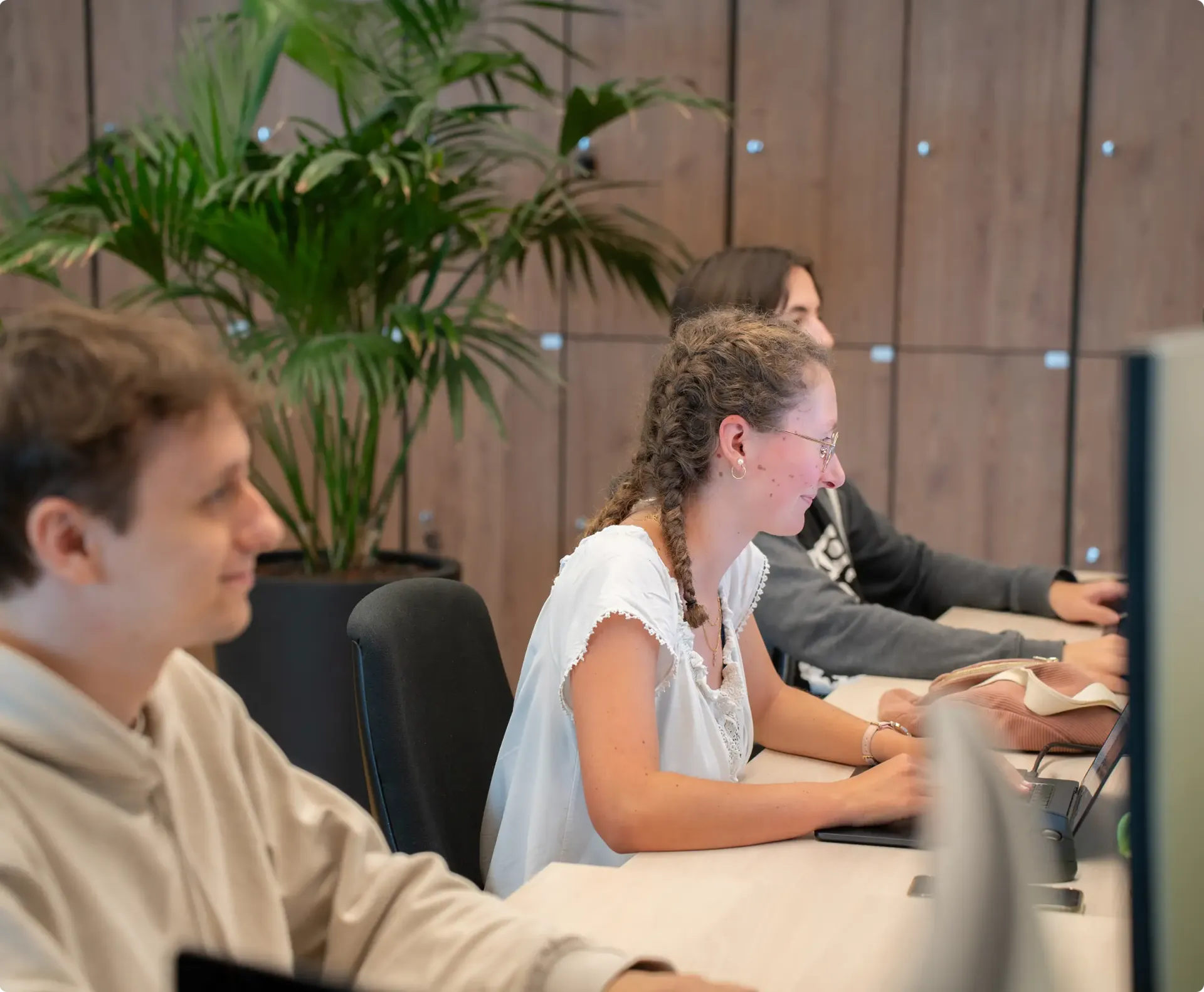 Photo de nos employés démontrant la diversité de nos équipes