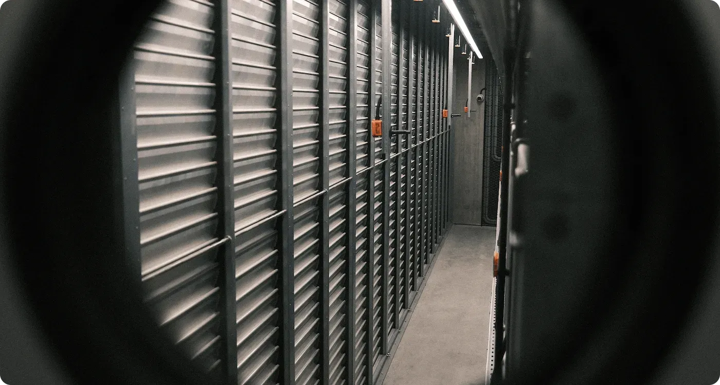 Image d'un datacenter fermé vu par un oeil de boeuf afin de démontrer le contrôle et la sécurité